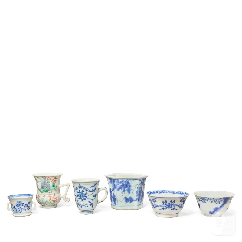 清康熙至乾隆 青花器皿五件及五彩盃一件 | FIVE BLUE AND WHITE VESSELS AND A FAMILLE VERTE HANDLED CUP - 图4